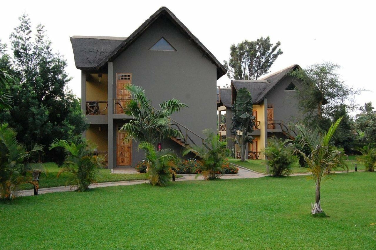 Weru Weru River Lodge Екстериор снимка